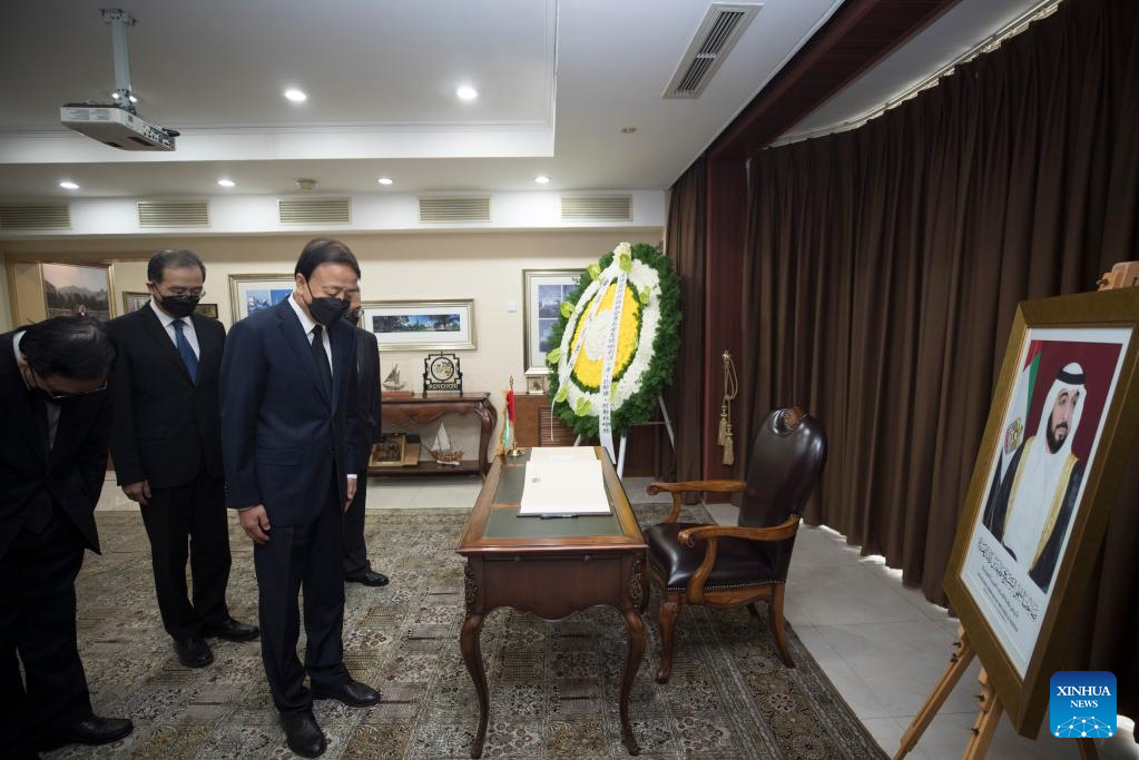 Senior Chinese legislator mourns UAE President at embassy.jpg
