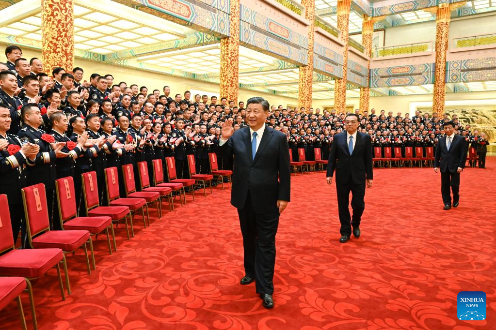 Xi meets heroes, role models from public security system1.jpg