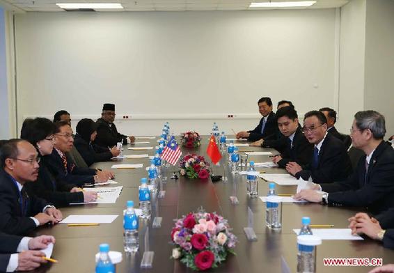 Wu Bangguo (2nd R), chairman of the Standing Committee of the National People's Congress of China, meets with Malaysia's Senate President Abu Zahar (3rd L) during the 21st annual meeting of the Asia-Pacific Parliamentary Forum (APPF) in Vladivostok, Russia, Jan. 29, 2013.(Xinhua/Liu Weibing) 
