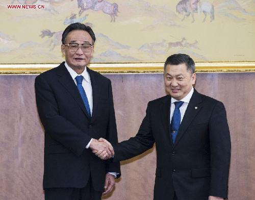 Wu Bangguo(L), chairman of the Standing Committee of the National People's Congress of China, shakes hands with Zandaakhuu Enkhbold, chairman of the Mongolian State Great Hural (parliament), in Ulan Bator, Mongolia, Jan. 30, 2013. (Xinhua/Wang Ye)