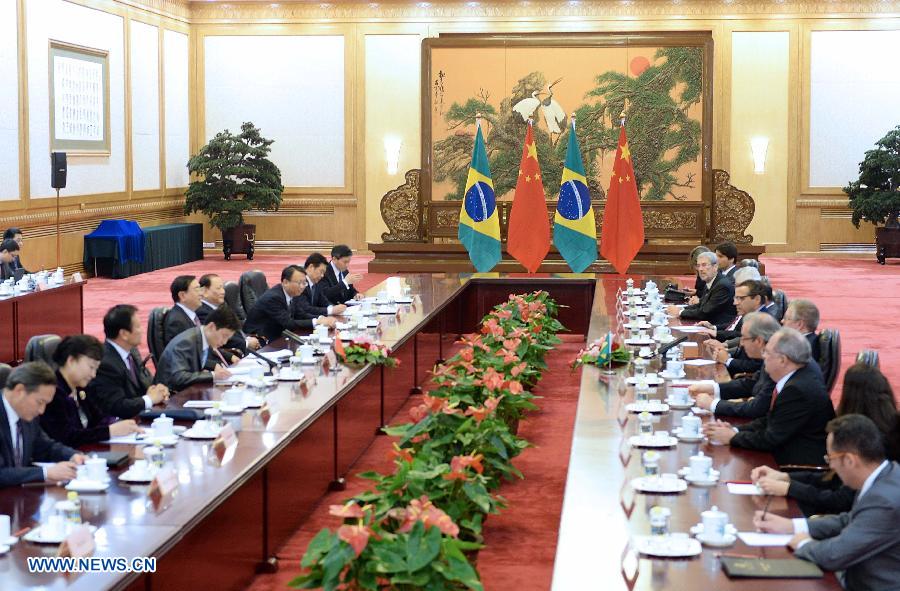 Zhang Dejiang, chairman of China's National People's Congress Standing Committee, holds talks with President Henrique Eduardo Alves of the Brazilian Chamber of Deputies in Beijing, China, April 14, 2014. (Xinhua/Li Tao) 