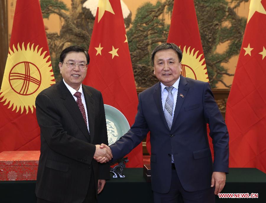 Zhang Dejiang (L), chairman of China's National People's Congress (NPC) Standing Committee, holds talks with Kyrgyz Parliament Speaker Asylbek Zheenbekov in Beijing, capital of China, May 6, 2014. (Xinhua/Pang Xinglei) 