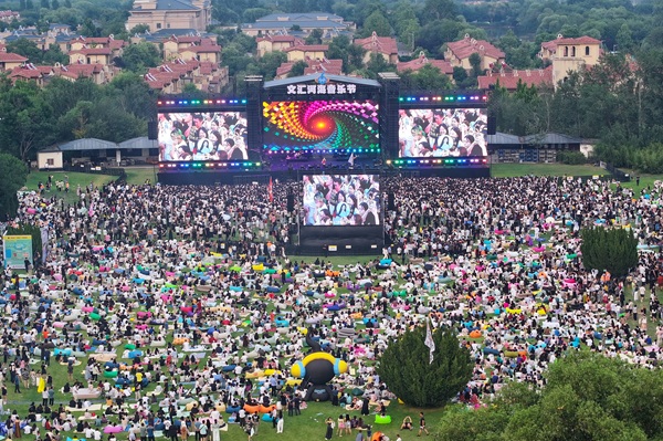 Thousands gather for open-air music festival in Dongying