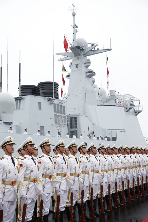 Xi reviews Chinese vessels in naval parade