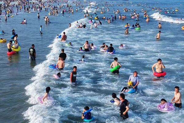Qingdao's golden beach ablaze with excitement