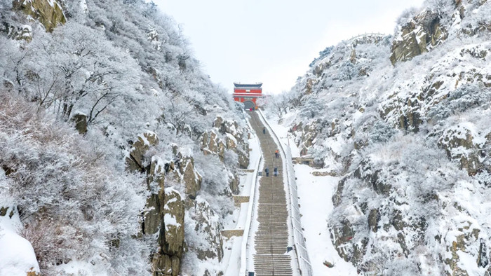 Taishan Mountain after snow: Where majesty meets mist
