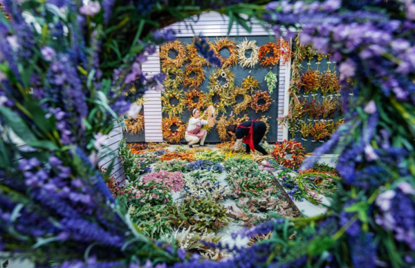 Silk flowers in Weifang's small town blossom into global success