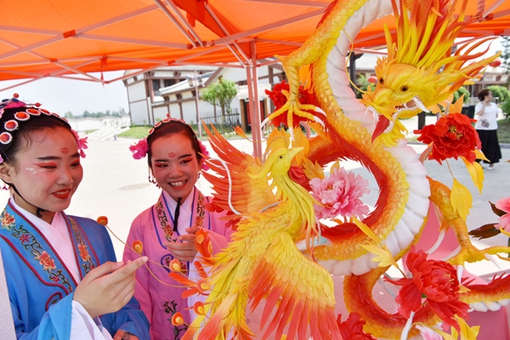 Youngsters immerse themselves in intangible cultural heritage in Weifang