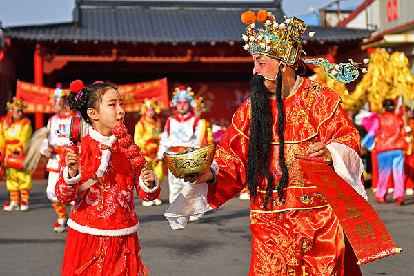 Yantai rings in New Year with dazzling folk festivities