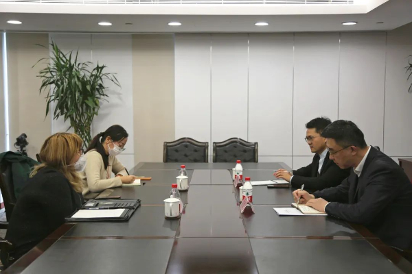 Shanghai IP staff hold talks with US consulate official