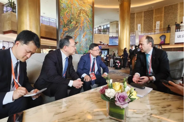 Senior Shanghai official meets Merck pharma group executive