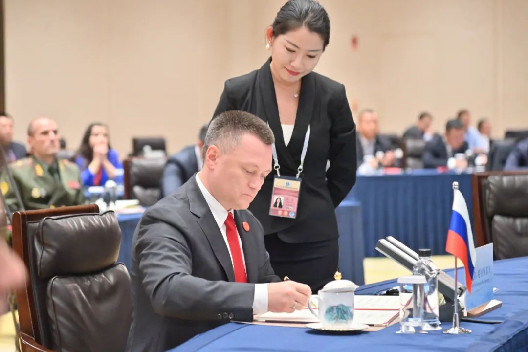 During the conference, Prosecutors General of the participating countries signed the meeting minutes. The picture shows Krasnov Igor Victorovich, Prosecutor General of the Russian Federation, signing the meeting minutes.