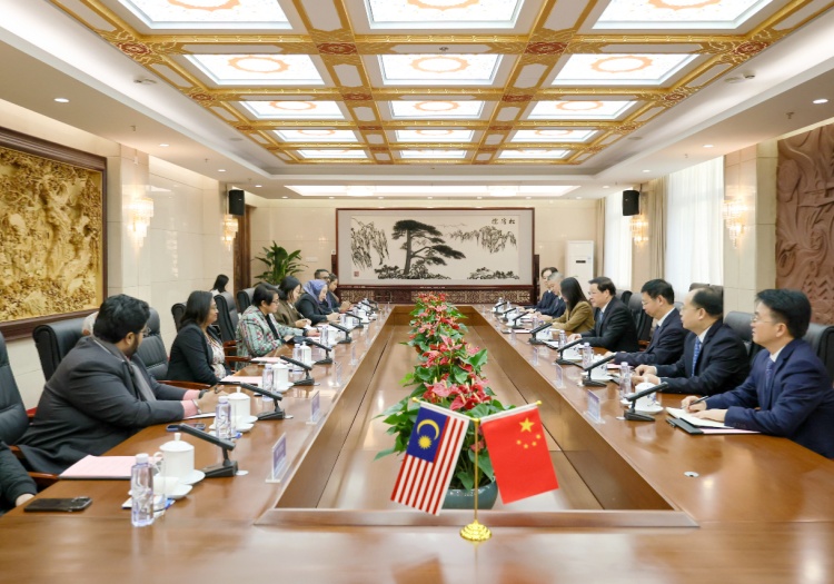 Ying Yong meets with Malaysia’s Minister for Law and Institutional Reform