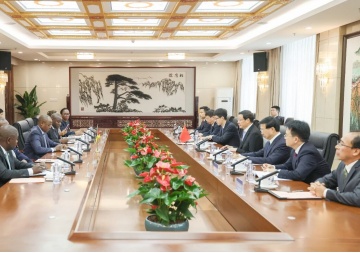 Ying Yong meets with Mozambican Attorney General 