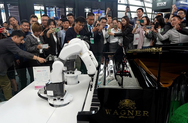 5G robot plays the piano
