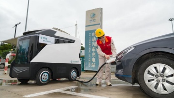 Intelligent mobile charging robots prepare for National Day rush