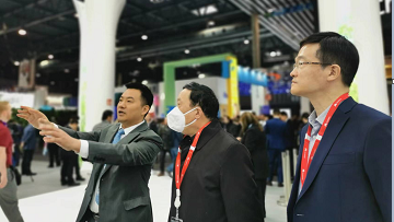 Ren Xianliang visits WIC members at MWC 2023 