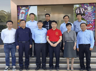 Yunnan University delegation visits company of alumnus