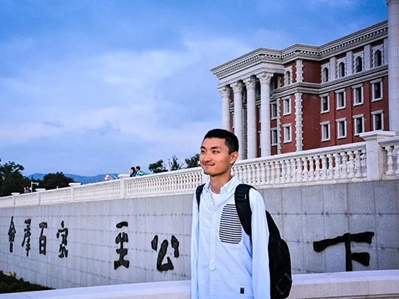 Armless YNU graduate Yang Mengheng inspires the world 