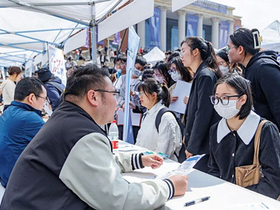 Nearly 40,000 graduates seek positions at Yunnan job fairs 