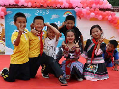 University volunteers teach kids in Yunnan township