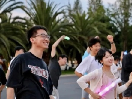 Yunnan University fluorescent night run lights up summer