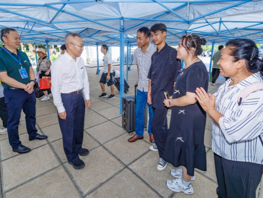 Yunnan University freshmen register