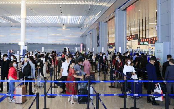 Mainlander throng eases through Zhuhai bridge ports